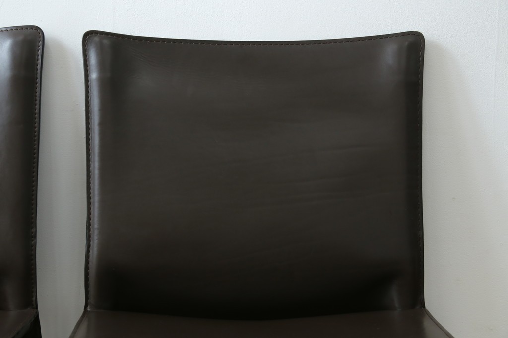 中古　Cassina(カッシーナ)　412　CAB　MARIO BELLINI(マリオベリーニ)　厚革製　背もたれのフィット感と抜群の座り心地が魅力!　シンプルモダンなアームレスチェア2脚　セット定価約52万8千円　(R-073998)