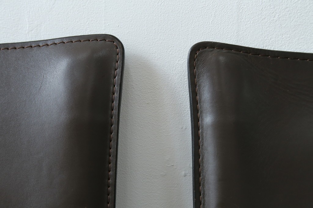 中古　Cassina(カッシーナ)　412　CAB　MARIO BELLINI(マリオベリーニ)　厚革製　背もたれのフィット感と抜群の座り心地が魅力!　シンプルモダンなアームレスチェア2脚　セット定価約52万8千円　(R-073998)