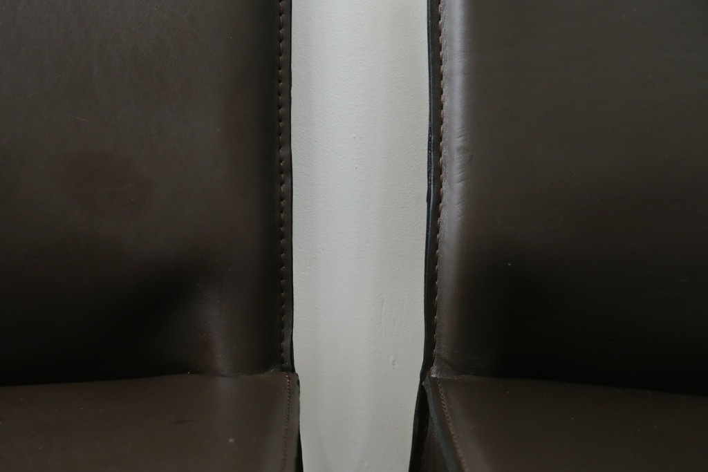 中古　Cassina(カッシーナ)　412　CAB　MARIO BELLINI(マリオベリーニ)　厚革製　背もたれのフィット感と抜群の座り心地が魅力!　シンプルモダンなアームレスチェア2脚　セット定価約52万8千円　(R-073998)