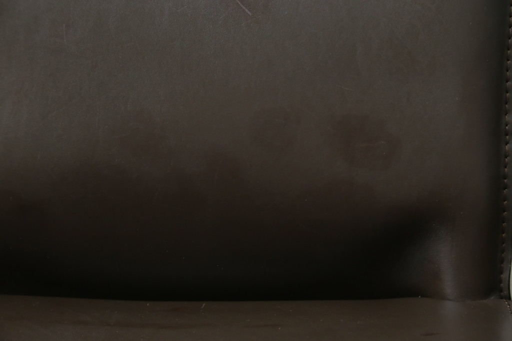 中古　Cassina(カッシーナ)　412　CAB　MARIO BELLINI(マリオベリーニ)　厚革製　背もたれのフィット感と抜群の座り心地が魅力!　シンプルモダンなアームレスチェア2脚　セット定価約52万8千円　(R-073998)