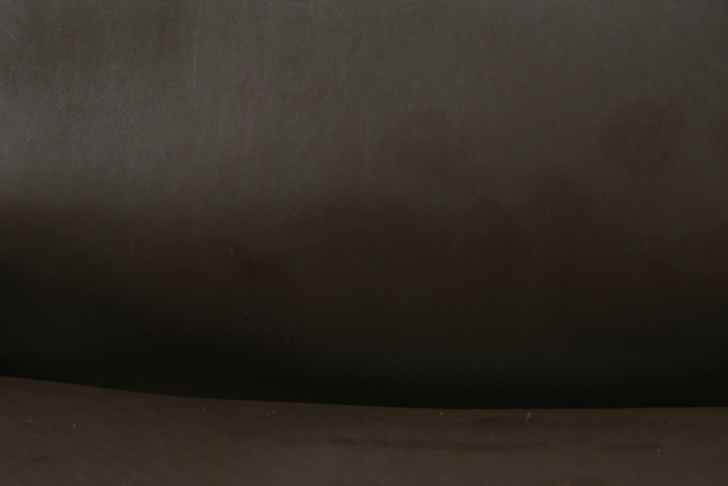 中古　Cassina(カッシーナ)　412　CAB　MARIO BELLINI(マリオベリーニ)　厚革製　背もたれのフィット感と抜群の座り心地が魅力!　シンプルモダンなアームレスチェア2脚　セット定価約52万8千円　(R-073998)