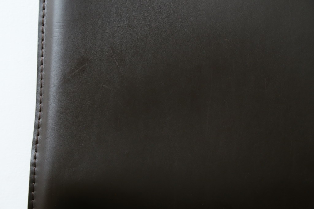 中古　Cassina(カッシーナ)　412　CAB　MARIO BELLINI(マリオベリーニ)　厚革製　背もたれのフィット感と抜群の座り心地が魅力!　シンプルモダンなアームレスチェア2脚　セット定価約52万8千円　(R-073998)