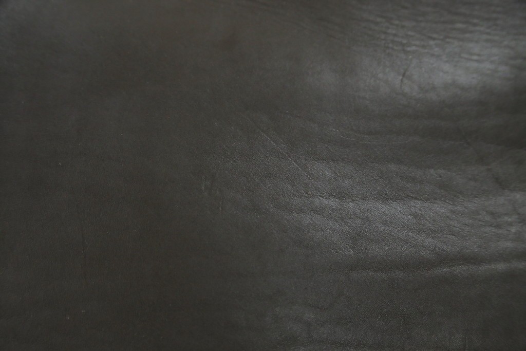 中古　Cassina(カッシーナ)　412　CAB　MARIO BELLINI(マリオベリーニ)　厚革製　背もたれのフィット感と抜群の座り心地が魅力!　シンプルモダンなアームレスチェア2脚　セット定価約52万8千円　(R-073998)