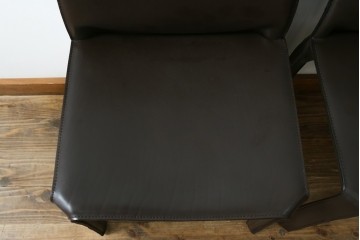 中古　Cassina(カッシーナ)　412　CAB　MARIO BELLINI(マリオベリーニ)　厚革製　背もたれのフィット感と抜群の座り心地が魅力!　シンプルモダンなアームレスチェア2脚　セット定価約52万8千円　(R-073998)