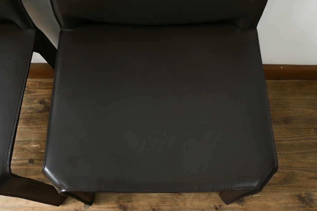 中古　Cassina(カッシーナ)　412　CAB　MARIO BELLINI(マリオベリーニ)　厚革製　背もたれのフィット感と抜群の座り心地が魅力!　シンプルモダンなアームレスチェア2脚　セット定価約52万8千円　(R-073998)