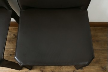 中古　Cassina(カッシーナ)　412　CAB　MARIO BELLINI(マリオベリーニ)　厚革製　背もたれのフィット感と抜群の座り心地が魅力!　シンプルモダンなアームレスチェア2脚　セット定価約52万8千円　(R-073998)
