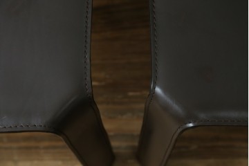 中古　Cassina(カッシーナ)　412　CAB　MARIO BELLINI(マリオベリーニ)　厚革製　背もたれのフィット感と抜群の座り心地が魅力!　シンプルモダンなアームレスチェア2脚　セット定価約52万8千円　(R-073998)