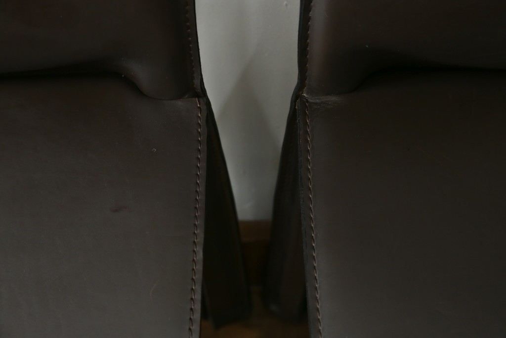 中古　Cassina(カッシーナ)　412　CAB　MARIO BELLINI(マリオベリーニ)　厚革製　背もたれのフィット感と抜群の座り心地が魅力!　シンプルモダンなアームレスチェア2脚　セット定価約52万8千円　(R-073998)