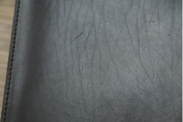 中古　Cassina(カッシーナ)　412　CAB　MARIO BELLINI(マリオベリーニ)　厚革製　背もたれのフィット感と抜群の座り心地が魅力!　シンプルモダンなアームレスチェア2脚　セット定価約52万8千円　(R-073998)