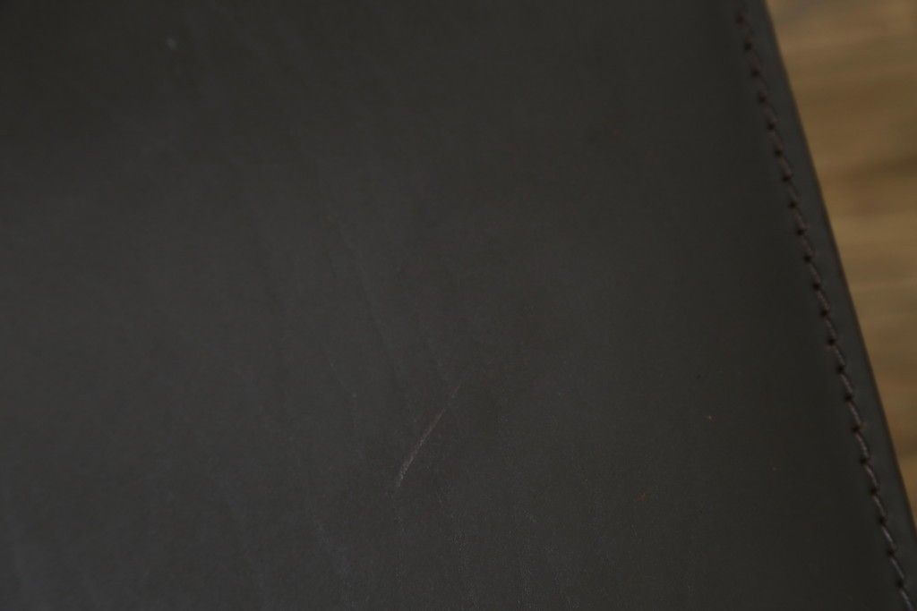 中古　Cassina(カッシーナ)　412　CAB　MARIO BELLINI(マリオベリーニ)　厚革製　背もたれのフィット感と抜群の座り心地が魅力!　シンプルモダンなアームレスチェア2脚　セット定価約52万8千円　(R-073998)