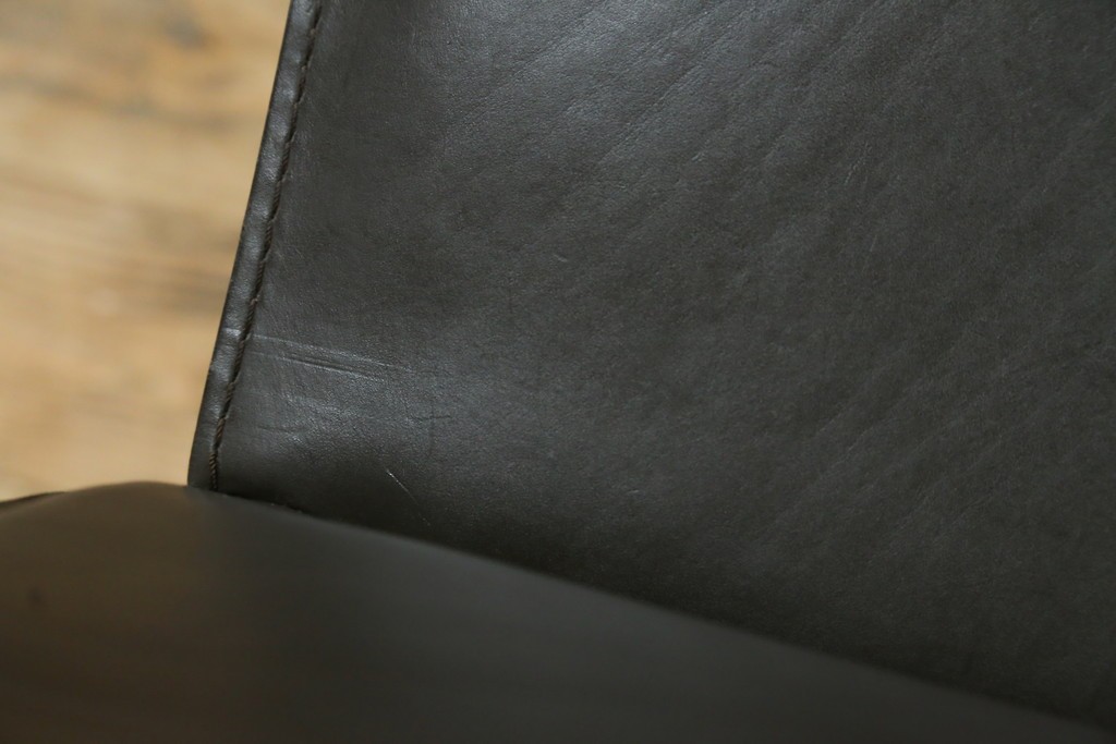 中古　Cassina(カッシーナ)　412　CAB　MARIO BELLINI(マリオベリーニ)　厚革製　背もたれのフィット感と抜群の座り心地が魅力!　シンプルモダンなアームレスチェア2脚　セット定価約52万8千円　(R-073998)