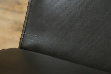 中古　Cassina(カッシーナ)　412　CAB　MARIO BELLINI(マリオベリーニ)　厚革製　背もたれのフィット感と抜群の座り心地が魅力!　シンプルモダンなアームレスチェア2脚　セット定価約52万8千円　(R-073998)