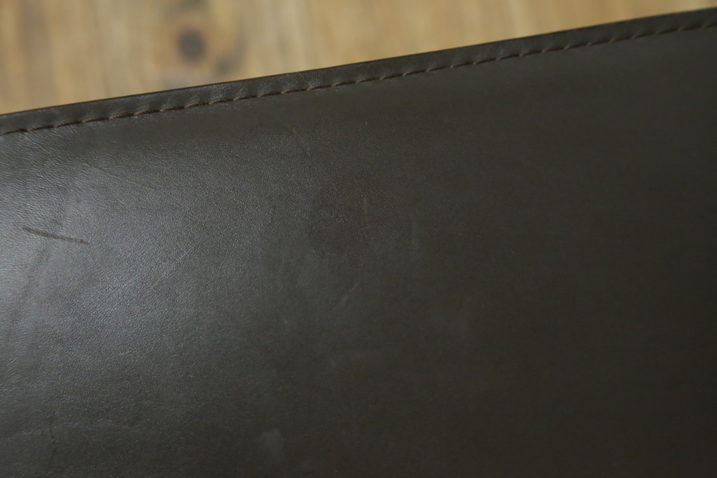 中古　Cassina(カッシーナ)　412　CAB　MARIO BELLINI(マリオベリーニ)　厚革製　背もたれのフィット感と抜群の座り心地が魅力!　シンプルモダンなアームレスチェア2脚　セット定価約52万8千円　(R-073998)