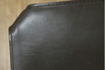 中古　Cassina(カッシーナ)　412　CAB　MARIO BELLINI(マリオベリーニ)　厚革製　背もたれのフィット感と抜群の座り心地が魅力!　シンプルモダンなアームレスチェア2脚　セット定価約52万8千円　(R-073998)