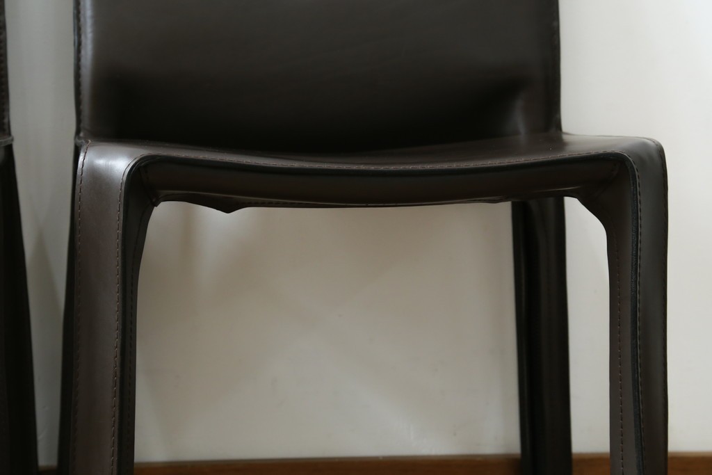 中古　Cassina(カッシーナ)　412　CAB　MARIO BELLINI(マリオベリーニ)　厚革製　背もたれのフィット感と抜群の座り心地が魅力!　シンプルモダンなアームレスチェア2脚　セット定価約52万8千円　(R-073998)