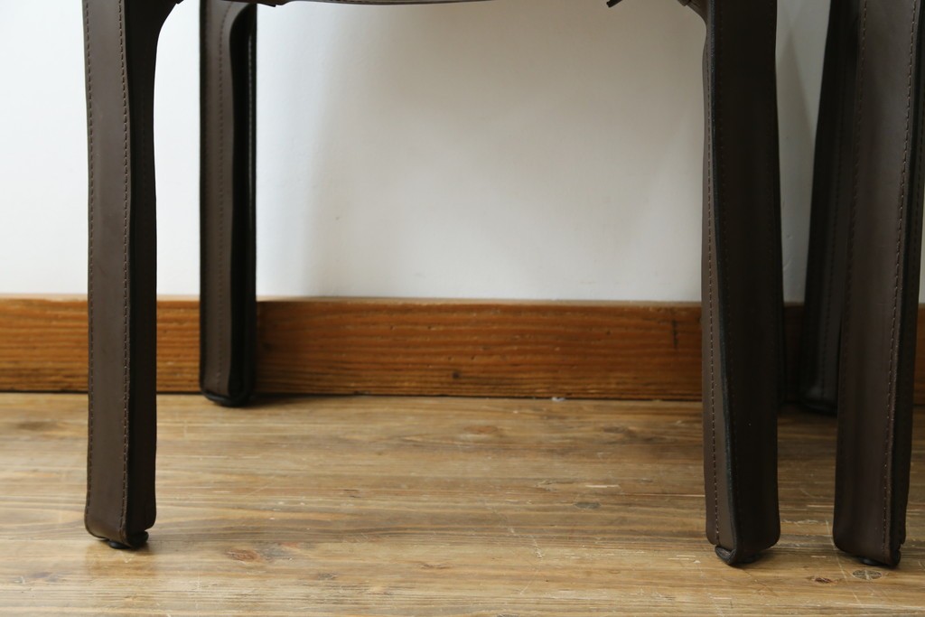 中古　Cassina(カッシーナ)　412　CAB　MARIO BELLINI(マリオベリーニ)　厚革製　背もたれのフィット感と抜群の座り心地が魅力!　シンプルモダンなアームレスチェア2脚　セット定価約52万8千円　(R-073998)