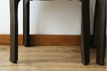 中古　Cassina(カッシーナ)　412　CAB　MARIO BELLINI(マリオベリーニ)　厚革製　背もたれのフィット感と抜群の座り心地が魅力!　シンプルモダンなアームレスチェア2脚　セット定価約52万8千円　(R-073998)