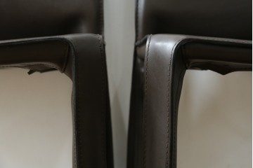中古　Cassina(カッシーナ)　412　CAB　MARIO BELLINI(マリオベリーニ)　厚革製　背もたれのフィット感と抜群の座り心地が魅力!　シンプルモダンなアームレスチェア2脚　セット定価約52万8千円　(R-073998)