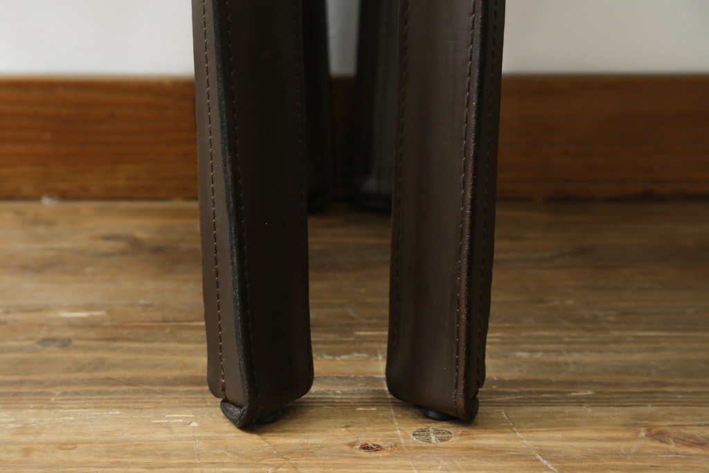 中古　Cassina(カッシーナ)　412　CAB　MARIO BELLINI(マリオベリーニ)　厚革製　背もたれのフィット感と抜群の座り心地が魅力!　シンプルモダンなアームレスチェア2脚　セット定価約52万8千円　(R-073998)