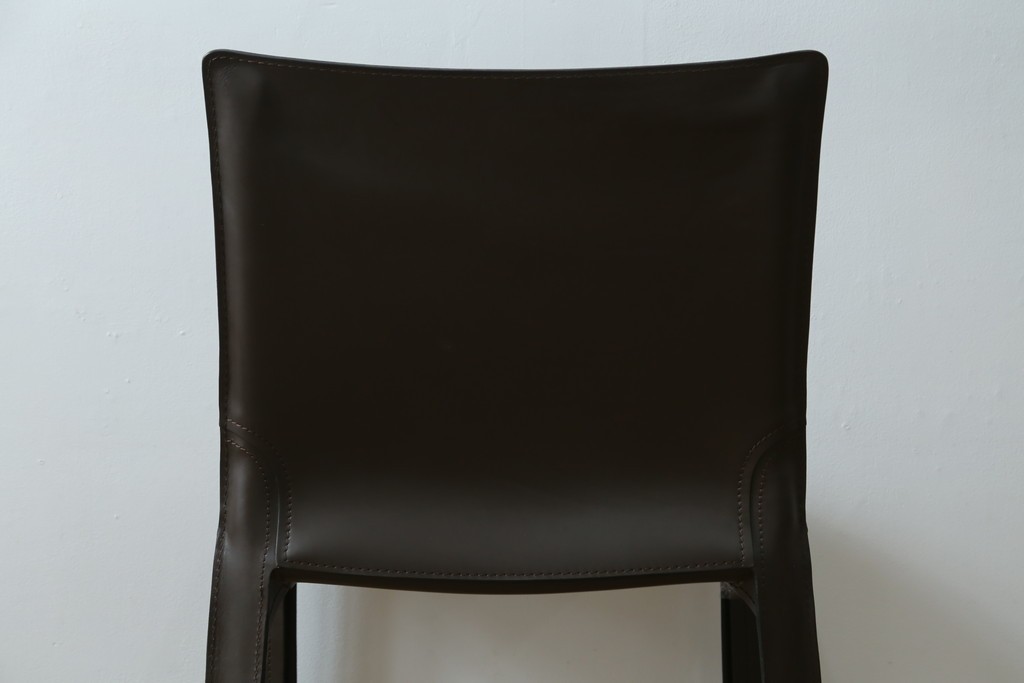 中古　Cassina(カッシーナ)　412　CAB　MARIO BELLINI(マリオベリーニ)　厚革製　背もたれのフィット感と抜群の座り心地が魅力!　シンプルモダンなアームレスチェア2脚　セット定価約52万8千円　(R-073998)