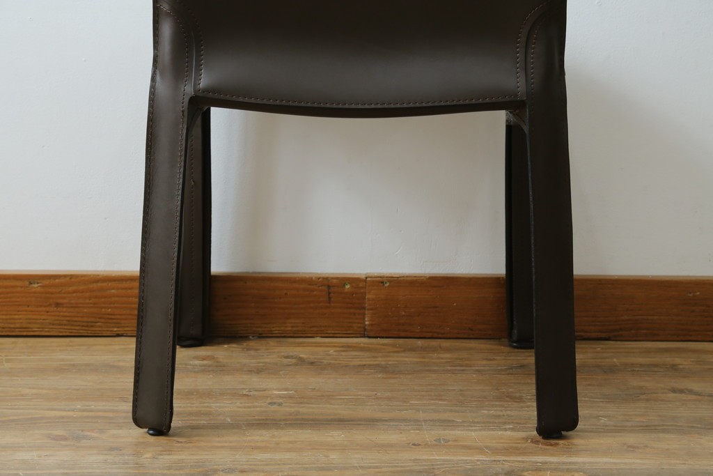 中古　Cassina(カッシーナ)　412　CAB　MARIO BELLINI(マリオベリーニ)　厚革製　背もたれのフィット感と抜群の座り心地が魅力!　シンプルモダンなアームレスチェア2脚　セット定価約52万8千円　(R-073998)