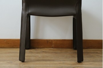 中古　Cassina(カッシーナ)　412　CAB　MARIO BELLINI(マリオベリーニ)　厚革製　背もたれのフィット感と抜群の座り心地が魅力!　シンプルモダンなアームレスチェア2脚　セット定価約52万8千円　(R-073998)