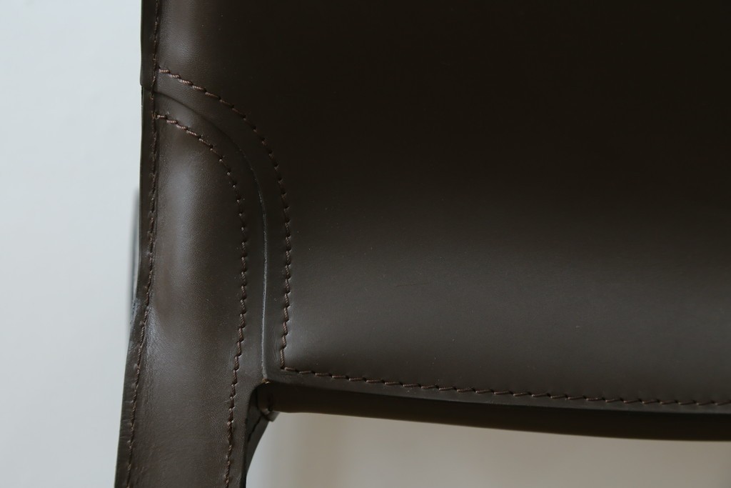 中古　Cassina(カッシーナ)　412　CAB　MARIO BELLINI(マリオベリーニ)　厚革製　背もたれのフィット感と抜群の座り心地が魅力!　シンプルモダンなアームレスチェア2脚　セット定価約52万8千円　(R-073998)