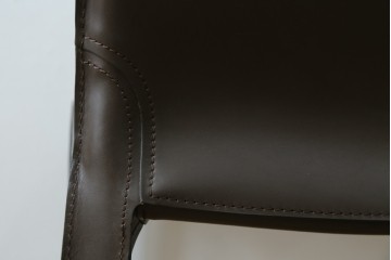 中古　Cassina(カッシーナ)　412　CAB　MARIO BELLINI(マリオベリーニ)　厚革製　背もたれのフィット感と抜群の座り心地が魅力!　シンプルモダンなアームレスチェア2脚　セット定価約52万8千円　(R-073998)