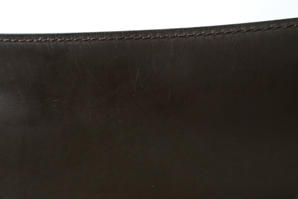 中古　Cassina(カッシーナ)　412　CAB　MARIO BELLINI(マリオベリーニ)　厚革製　背もたれのフィット感と抜群の座り心地が魅力!　シンプルモダンなアームレスチェア2脚　セット定価約52万8千円　(R-073998)