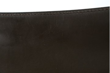 中古　Cassina(カッシーナ)　412　CAB　MARIO BELLINI(マリオベリーニ)　厚革製　背もたれのフィット感と抜群の座り心地が魅力!　シンプルモダンなアームレスチェア2脚　セット定価約52万8千円　(R-073998)