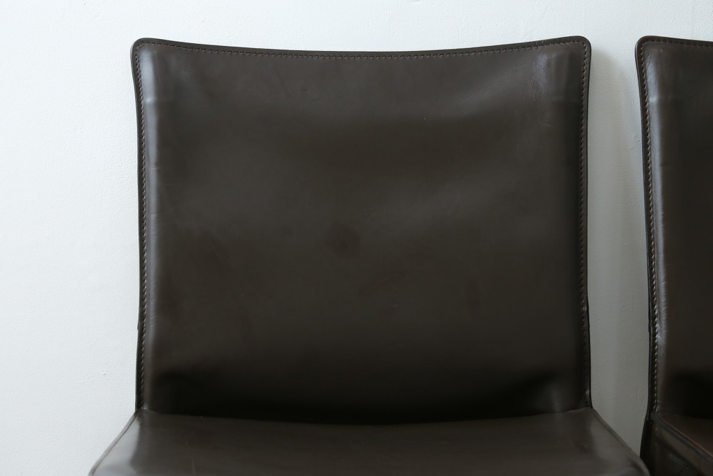中古　Cassina(カッシーナ)　412　CAB　MARIO BELLINI(マリオベリーニ)　厚革製　背もたれのフィット感と抜群の座り心地が魅力!　シンプルモダンなアームレスチェア2脚　セット定価約52万8千円　(R-074001)