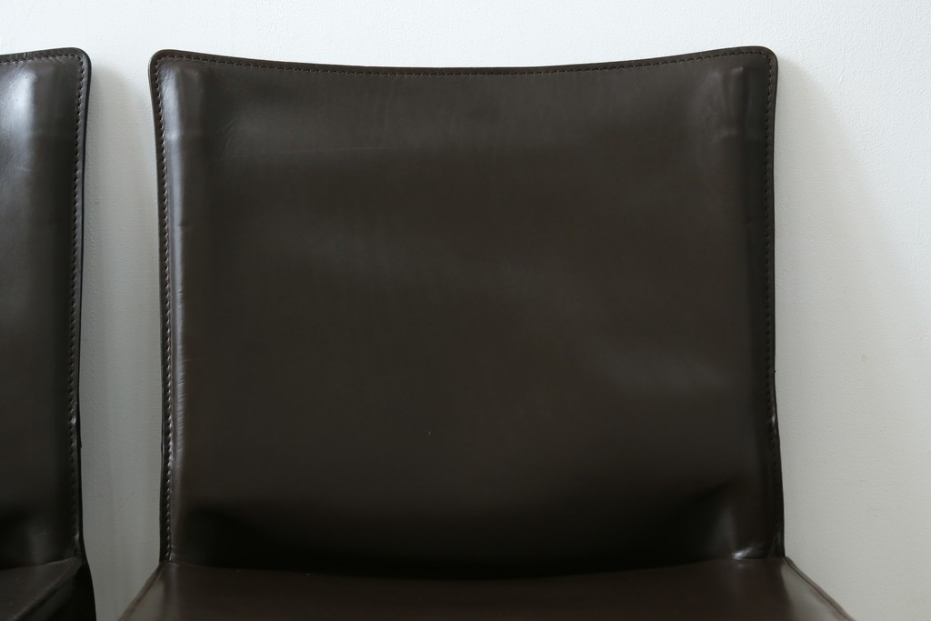 中古　Cassina(カッシーナ)　412　CAB　MARIO BELLINI(マリオベリーニ)　厚革製　背もたれのフィット感と抜群の座り心地が魅力!　シンプルモダンなアームレスチェア2脚　セット定価約52万8千円　(R-074001)