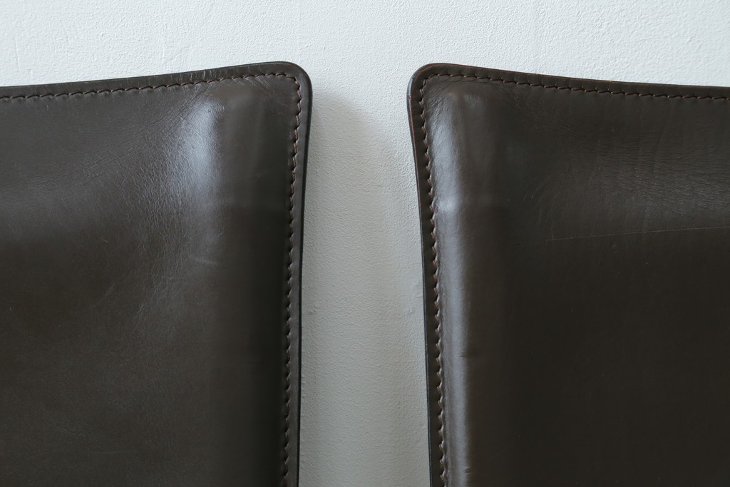 中古　Cassina(カッシーナ)　412　CAB　MARIO BELLINI(マリオベリーニ)　厚革製　背もたれのフィット感と抜群の座り心地が魅力!　シンプルモダンなアームレスチェア2脚　セット定価約52万8千円　(R-074001)