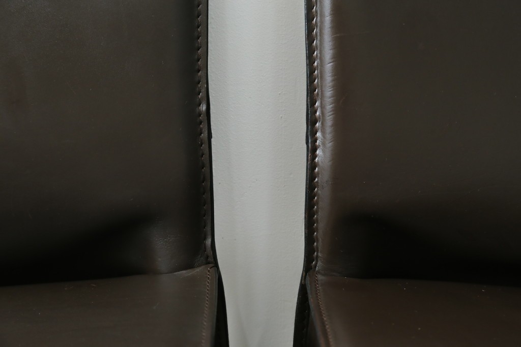 中古　Cassina(カッシーナ)　412　CAB　MARIO BELLINI(マリオベリーニ)　厚革製　背もたれのフィット感と抜群の座り心地が魅力!　シンプルモダンなアームレスチェア2脚　セット定価約52万8千円　(R-074001)