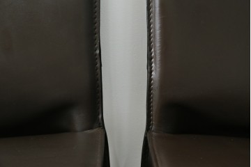 中古　Cassina(カッシーナ)　412　CAB　MARIO BELLINI(マリオベリーニ)　厚革製　背もたれのフィット感と抜群の座り心地が魅力!　シンプルモダンなアームレスチェア2脚　セット定価約52万8千円　(R-074001)