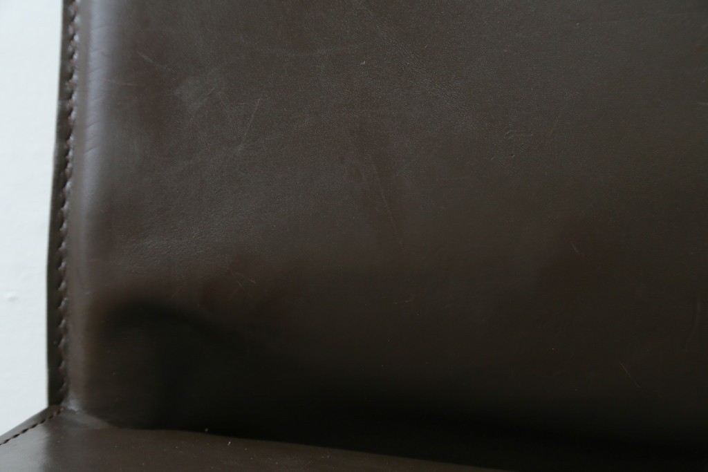 中古　Cassina(カッシーナ)　412　CAB　MARIO BELLINI(マリオベリーニ)　厚革製　背もたれのフィット感と抜群の座り心地が魅力!　シンプルモダンなアームレスチェア2脚　セット定価約52万8千円　(R-074001)