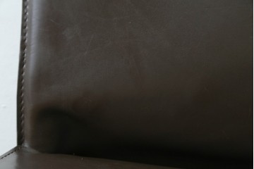 中古　Cassina(カッシーナ)　412　CAB　MARIO BELLINI(マリオベリーニ)　厚革製　背もたれのフィット感と抜群の座り心地が魅力!　シンプルモダンなアームレスチェア2脚　セット定価約52万8千円　(R-074001)