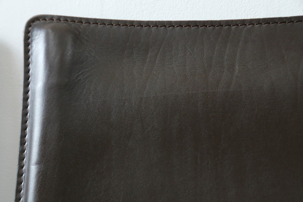 中古　Cassina(カッシーナ)　412　CAB　MARIO BELLINI(マリオベリーニ)　厚革製　背もたれのフィット感と抜群の座り心地が魅力!　シンプルモダンなアームレスチェア2脚　セット定価約52万8千円　(R-074001)