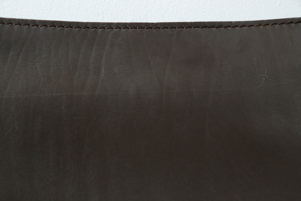 中古　Cassina(カッシーナ)　412　CAB　MARIO BELLINI(マリオベリーニ)　厚革製　背もたれのフィット感と抜群の座り心地が魅力!　シンプルモダンなアームレスチェア2脚　セット定価約52万8千円　(R-074001)