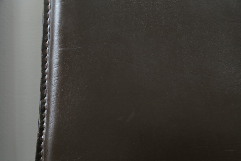 中古　Cassina(カッシーナ)　412　CAB　MARIO BELLINI(マリオベリーニ)　厚革製　背もたれのフィット感と抜群の座り心地が魅力!　シンプルモダンなアームレスチェア2脚　セット定価約52万8千円　(R-074001)