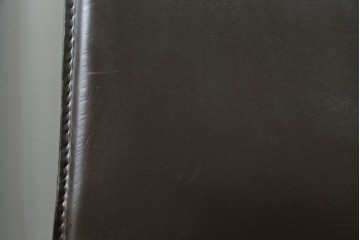 中古　Cassina(カッシーナ)　412　CAB　MARIO BELLINI(マリオベリーニ)　厚革製　背もたれのフィット感と抜群の座り心地が魅力!　シンプルモダンなアームレスチェア2脚　セット定価約52万8千円　(R-074001)