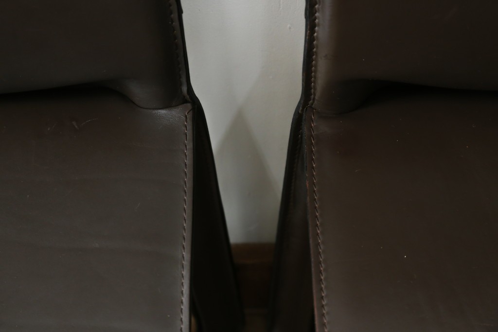 中古　Cassina(カッシーナ)　412　CAB　MARIO BELLINI(マリオベリーニ)　厚革製　背もたれのフィット感と抜群の座り心地が魅力!　シンプルモダンなアームレスチェア2脚　セット定価約52万8千円　(R-074001)