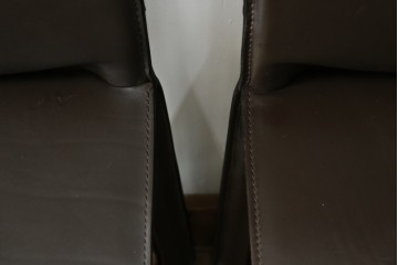 中古　Cassina(カッシーナ)　412　CAB　MARIO BELLINI(マリオベリーニ)　厚革製　背もたれのフィット感と抜群の座り心地が魅力!　シンプルモダンなアームレスチェア2脚　セット定価約52万8千円　(R-074001)