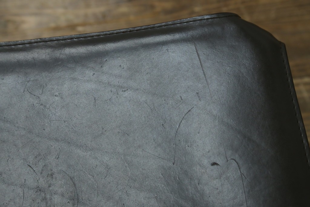 中古　Cassina(カッシーナ)　412　CAB　MARIO BELLINI(マリオベリーニ)　厚革製　背もたれのフィット感と抜群の座り心地が魅力!　シンプルモダンなアームレスチェア2脚　セット定価約52万8千円　(R-074001)