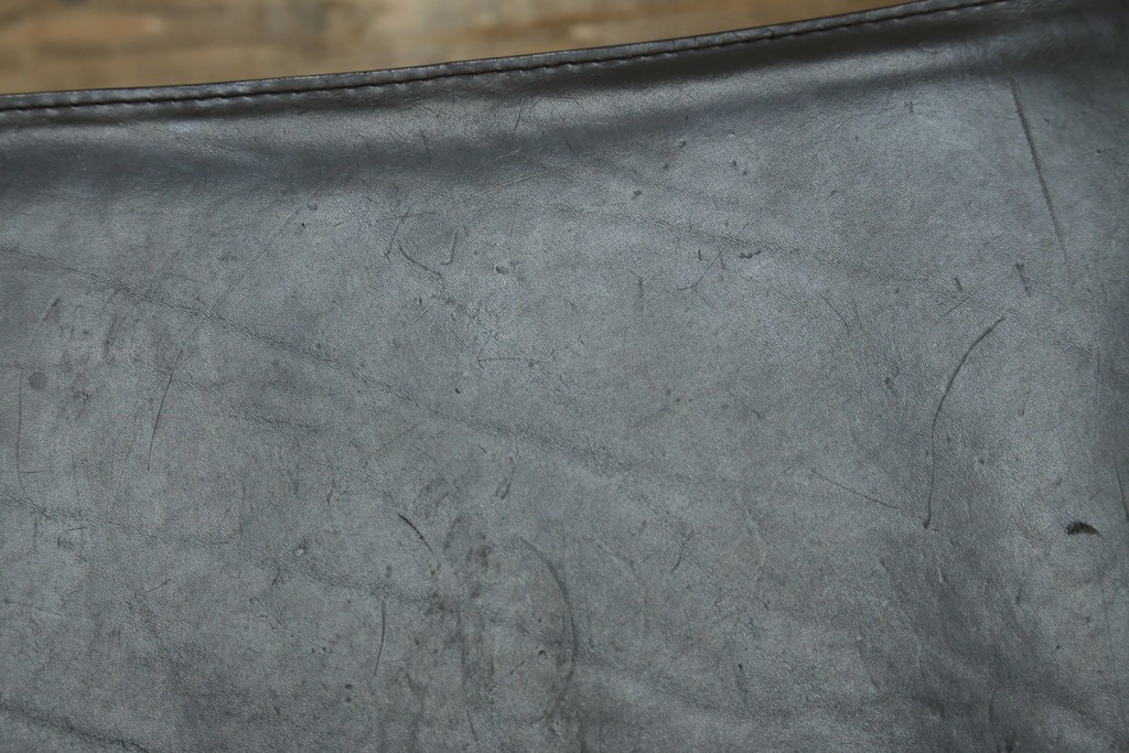 中古　Cassina(カッシーナ)　412　CAB　MARIO BELLINI(マリオベリーニ)　厚革製　背もたれのフィット感と抜群の座り心地が魅力!　シンプルモダンなアームレスチェア2脚　セット定価約52万8千円　(R-074001)