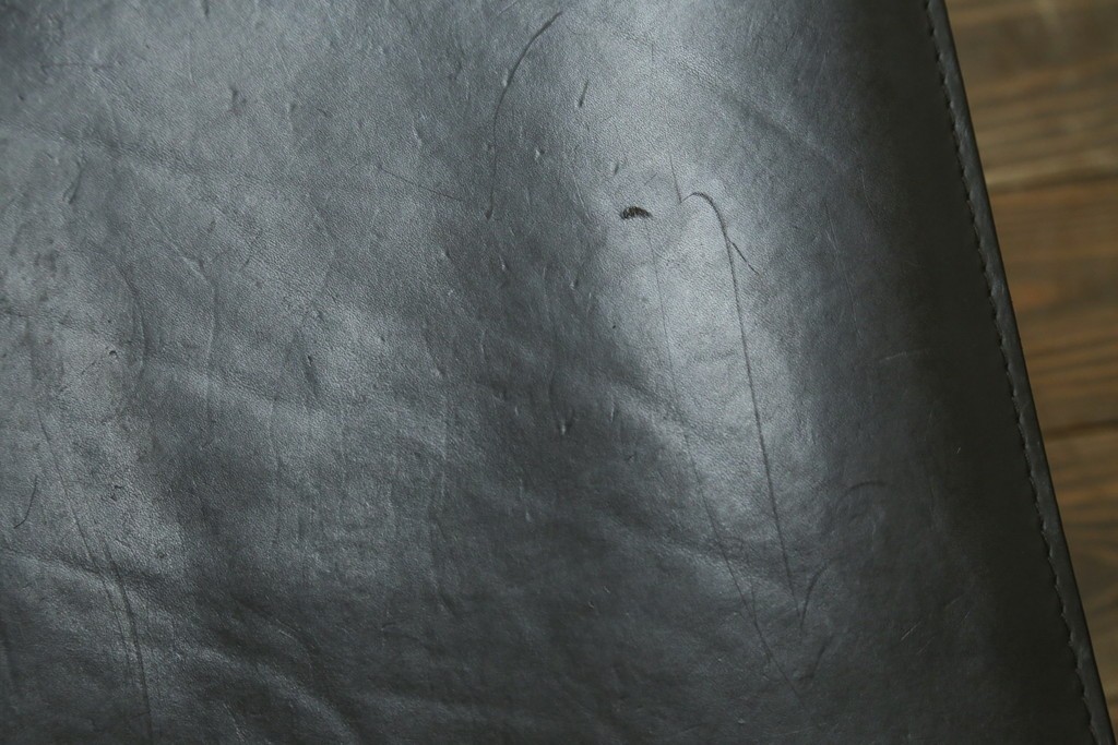 中古　Cassina(カッシーナ)　412　CAB　MARIO BELLINI(マリオベリーニ)　厚革製　背もたれのフィット感と抜群の座り心地が魅力!　シンプルモダンなアームレスチェア2脚　セット定価約52万8千円　(R-074001)