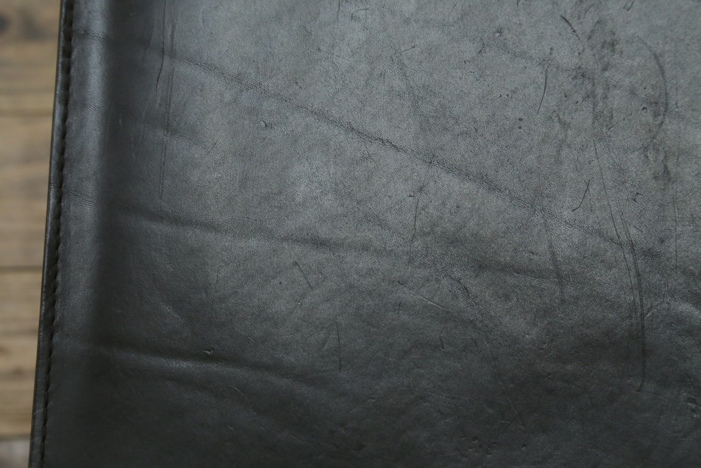 中古　Cassina(カッシーナ)　412　CAB　MARIO BELLINI(マリオベリーニ)　厚革製　背もたれのフィット感と抜群の座り心地が魅力!　シンプルモダンなアームレスチェア2脚　セット定価約52万8千円　(R-074001)