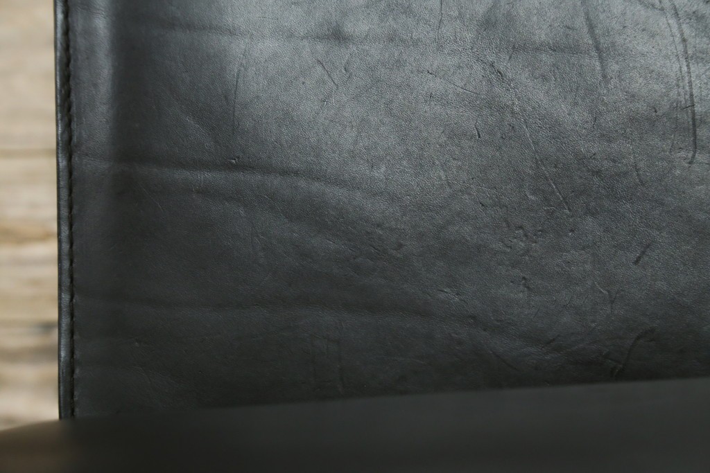 中古　Cassina(カッシーナ)　412　CAB　MARIO BELLINI(マリオベリーニ)　厚革製　背もたれのフィット感と抜群の座り心地が魅力!　シンプルモダンなアームレスチェア2脚　セット定価約52万8千円　(R-074001)