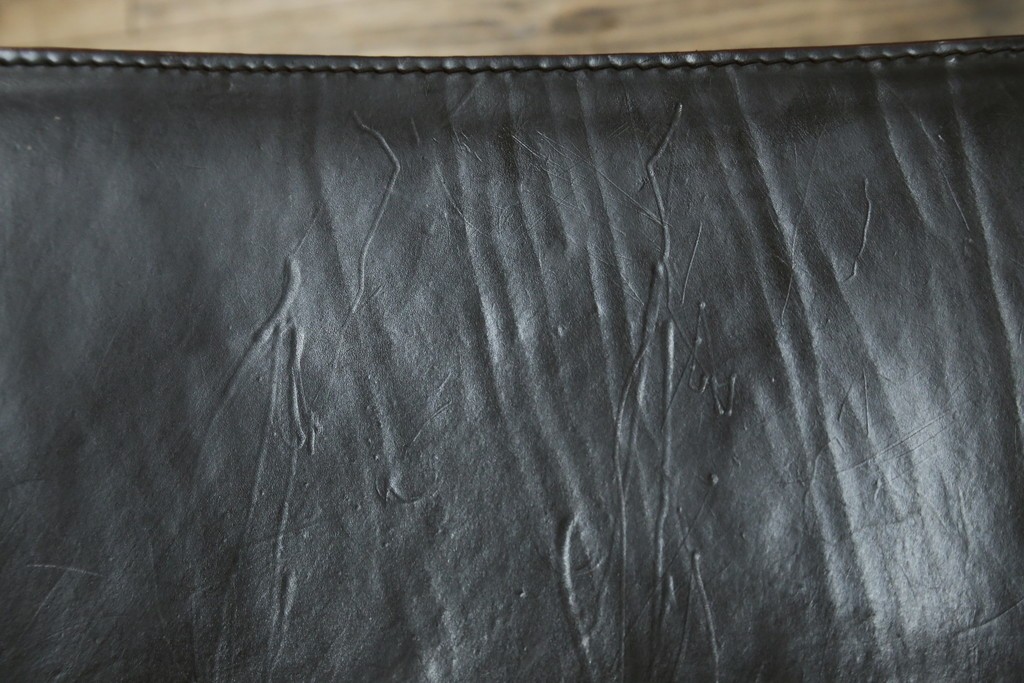 中古　Cassina(カッシーナ)　412　CAB　MARIO BELLINI(マリオベリーニ)　厚革製　背もたれのフィット感と抜群の座り心地が魅力!　シンプルモダンなアームレスチェア2脚　セット定価約52万8千円　(R-074001)