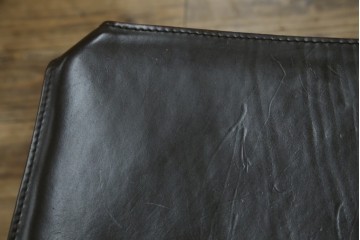 中古　Cassina(カッシーナ)　412　CAB　MARIO BELLINI(マリオベリーニ)　厚革製　背もたれのフィット感と抜群の座り心地が魅力!　シンプルモダンなアームレスチェア2脚　セット定価約52万8千円　(R-074001)